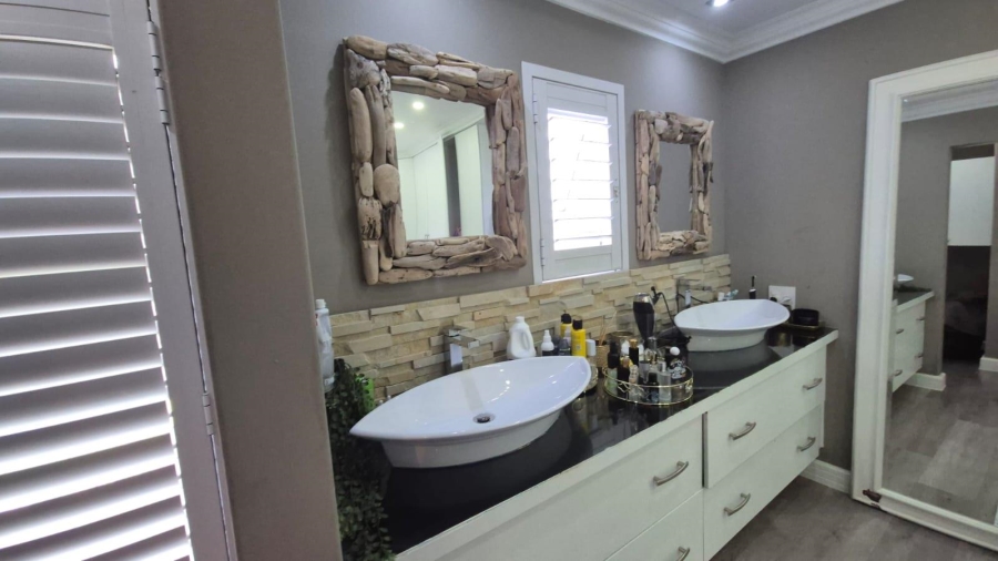 To Let 6 Bedroom Property for Rent in Num Num Cape Estate Western Cape